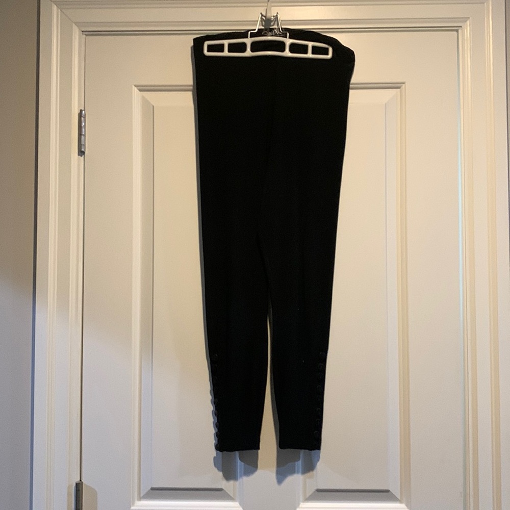Leggings with 9 button detailing at the ankle